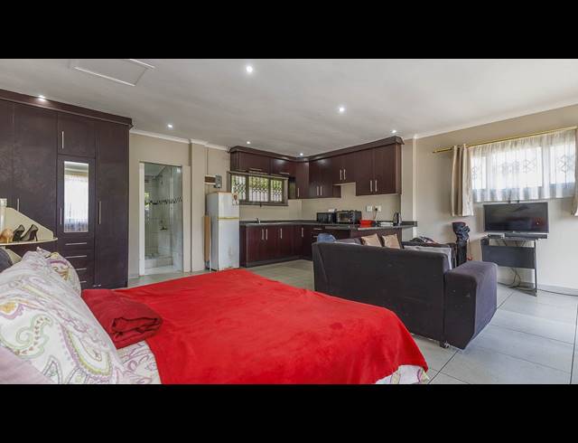 5 BEDROOM FREESTANDING FOR SALE IN WYEBANK